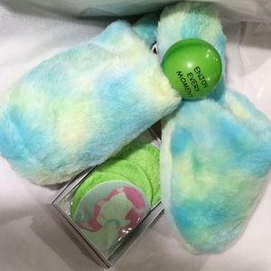 DIRTY LAUNDRY FAUX FUR AQU/LEMON ICE SLIPPERS UR FEET BUNDLE/ANTISTRESS BALL